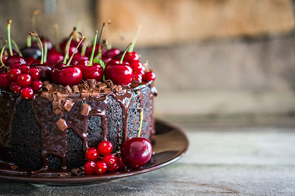 Chocolate cake with cherries 