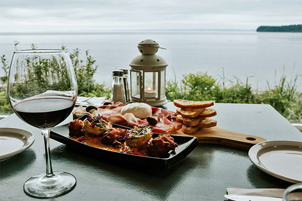 Dinner at Cluxewe Waterfront Bistro (Credit_ Destination BC)