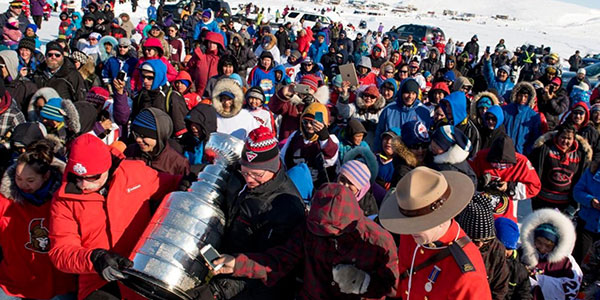 Hockey love in action