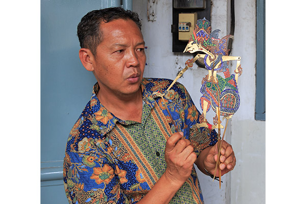 Wayang kulit artist in Jakarta photo credit CEphoto, Uwe Aranas