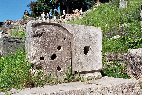  "Stone of Pythia" in the archaeological site in en:Delphi, Greece